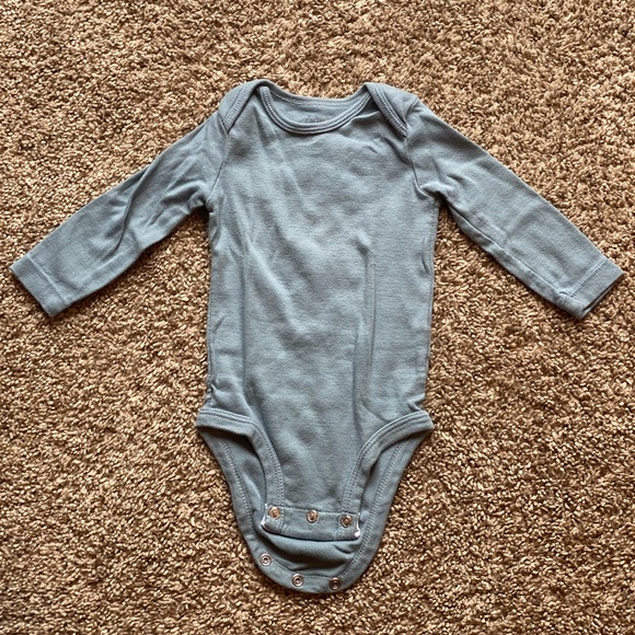 4 piece Baby Carter’s onesie set size 6 month. - Picture 2 of 9